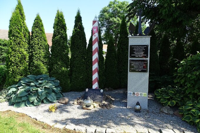 Pomnik przy kościele w Świątnikach upamiętniający poległych żołnierzy KOP oraz formacji granicznych