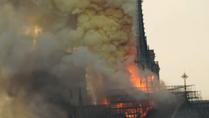Miniatura: "Notre-Dame płonie". Poruszający pokaz...