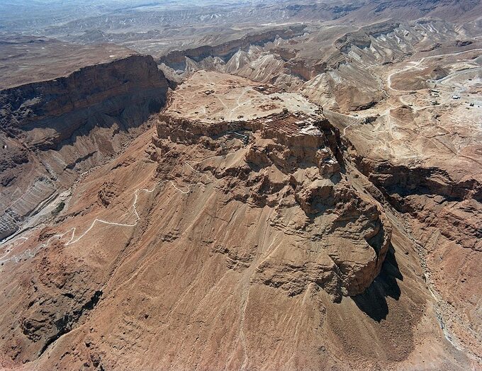 Zdjęcie lotnicze Masady z widoczną Ścieżką Węża