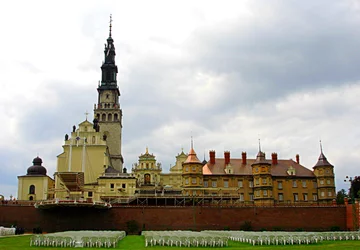 Klasztor ten odpierał najazd szwedzki. Jest to: