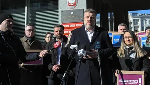 Miniatura: Zandberg złożył podpisy. Uderza w Mentzena...