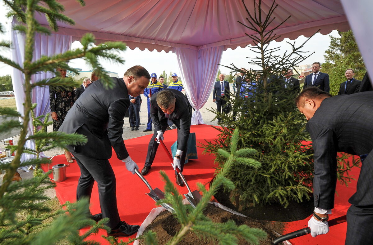 Prezydent RP Andrzej Duda podczas uroczystości posadzenia drzewa w Alei Głów Państw w Astanie 