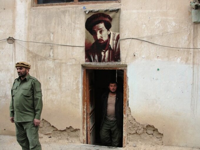 Portret Ahmada Szah Masuda na punkcie kontrolnym w Dolinie Pandższeru