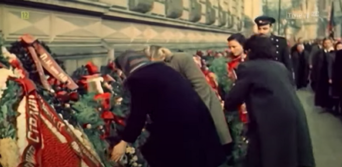 Ludzie składający kwiaty po śmierci Stalina