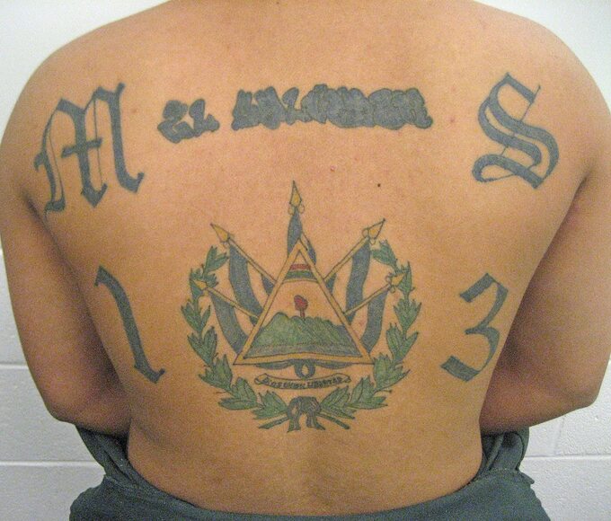 Członek salwadorskiej organizacji MS-13 (Mara Salvatrucha) z charakterystycznym tatuażem będącym znakiem rozpoznawczym tej mafii