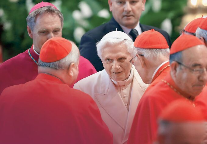 Papież emeryt Benedykt XVI w otoczeniu kardynałów, Watykan, 2014 r.