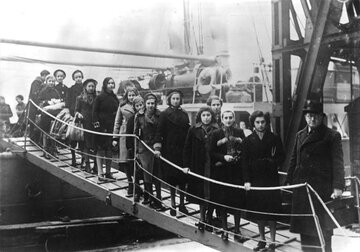 Kindertransport. Luty 1939 &ndash; grupa dziecięcych uchodźc&oacute;w w&nbsp;porcie londyńskim