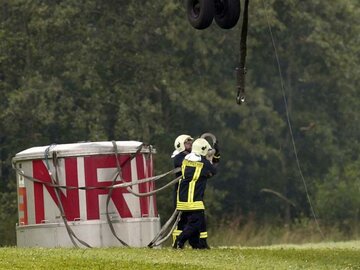 Belgijscy strażacy podczas akcji gaszenia pożaru w&nbsp;rezerwacie Hohes Venn