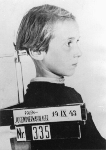 Ela Konarska, ur. 1933. Zamknięta w&nbsp;obozie dla&nbsp;dzieci w&nbsp;Łodzi w&nbsp;wieku 10 lat