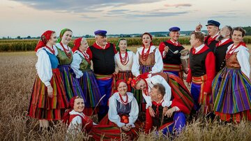Zesp&oacute;ł Pieśni i&nbsp;Tańca &bdquo;Ziemia Gąbińska&rdquo; w&nbsp;strojach gąbińskich