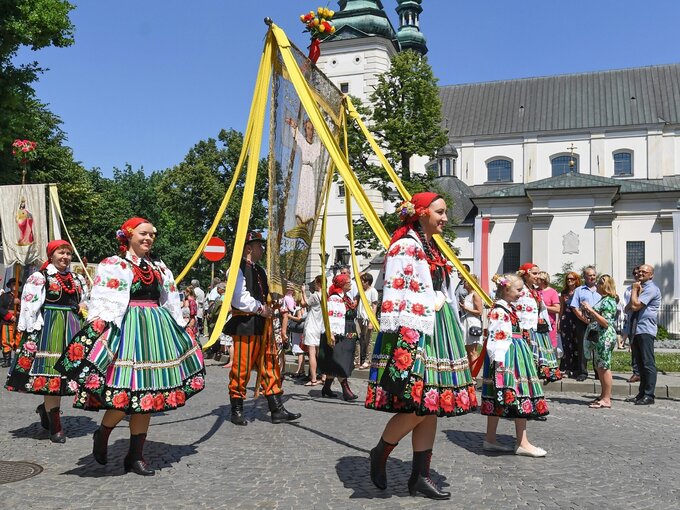 Procesja Bożego Ciała w Łowiczu, 31 bm. W całym kraju trwają uroczystości święta Bożego Ciała - jednego z najważniejszych świąt w Kościele katolickim