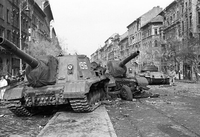 Powstanie węgierskie. Porzucone i zniszczone czołgi w Budapeszcie