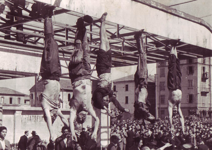 Zbezczeszczone ciała faszystów powieszone na stacji benzynowej (drugi od lewej Mussolini, trzecia Clara Petacci), 29 kwietnia 1945