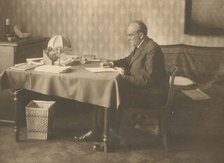 Żeromski podczas pracy na Zamku Królewskim (1925)