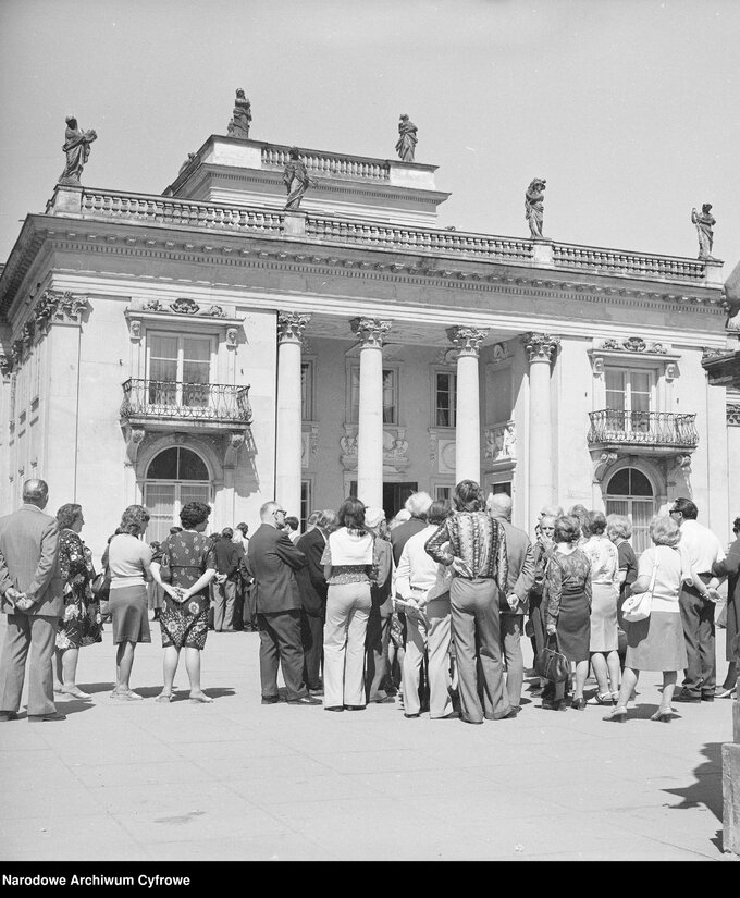 Turyści przed Pałacem na Wodzie w Łazienkach, lata 70. XX wieku