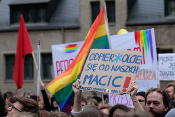Manifiestacja pod&nbsp;hasłem "Przeciw przemocy władzy"