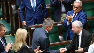 Miniatura: Afera samolotowa nie zaszkodziła PiS....