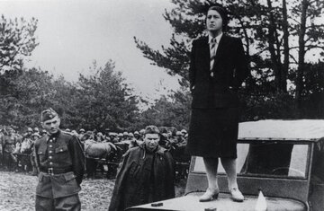 Wanda Wasilewska przemawiająca do&nbsp;żołnierzy 1. Dywizji Piechoty. Po&nbsp;lewej dow&oacute;dca dywizji, płk Zygmunt Berling