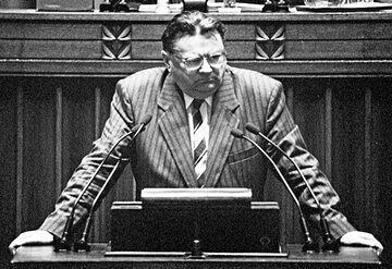 Jan Olszewski przemawia w&nbsp;Sejmie w&nbsp;nocy z&nbsp;4 na&nbsp;5 czerwca 1992&nbsp;r.