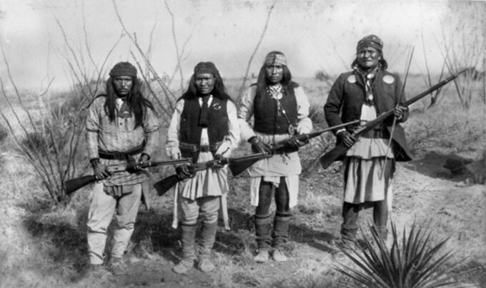 Geronimo (pierwszy z prawej) i jego wojownicy