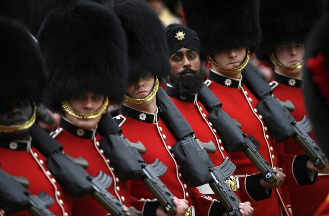 Sikh w&nbsp;turbanie wśr&oacute;d gwardzist&oacute;w