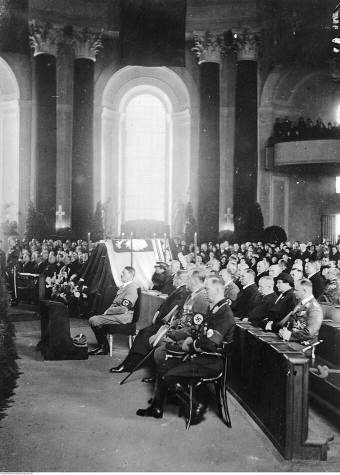 Uroczystości żałobne w katedrze św. Jadwigi w Berlinie. Widoczny Adolf Hitler