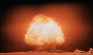 Test Trinity w ramach Projektu Manhattan był pierwszą detonacją ładunku jądrowego