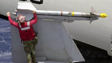 Pocisk powietrze-powietrze AIM-9 Sidewinder zamontowany na&nbsp;samolocie F/A-18F Super Hornet