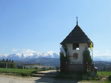 Kaplica w&nbsp;Łapszance z&nbsp;widokiem na&nbsp;Tatry