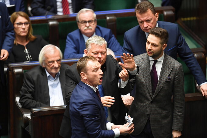 Marek Suski i Patryk Jaki osłaniają Jarosława Kaczyńskiego przed Sławomirem Nitrasem