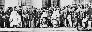 Nastoletni Mutsuhito z&nbsp;zagranicznymi przedstawicielami (między 1868 a&nbsp;1870)