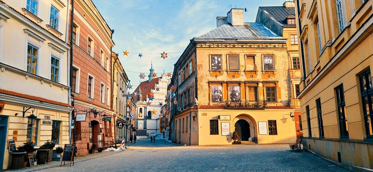W którym polskim mieście, prócz Warszawy, znajduje się ulica Krakowskie Przedmieście?