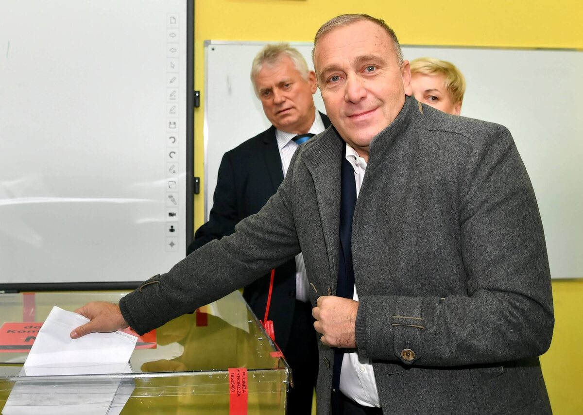 Grzegorz Schetyna podczas głosowania we Wrocławiu 