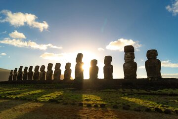Wyspa Wielkanocna, Rapa Nui, posągi moai (drugi od&nbsp;prawej ma&nbsp;charakterystyczne nakrycie głowy -&nbsp;pukao)