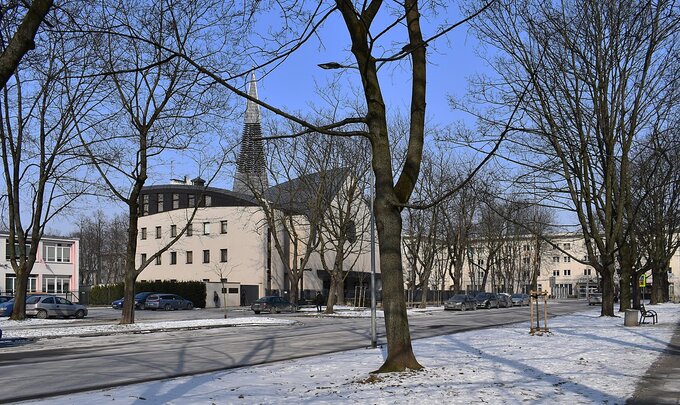 Kościół pw. Najświętszego Serca Pana Jezusa. Kraków, Nowa Huta. Po lewej stronie widoczna szkoła, obok kościoła znajduje się krzyż