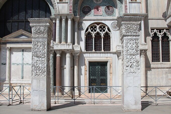 Filary z Akry. Fragmenty kościoła św. Polieukta z Konstantynopola przy Bazylice św. Marka w Wenecji