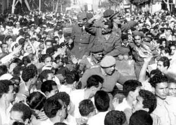 Manifestacja zwolennik&oacute;w rewolucji przyjmowana przez przyw&oacute;dc&oacute;w Wolnych Oficer&oacute;w, 1952