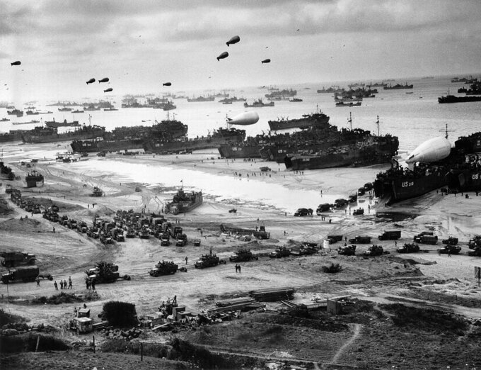 Wyładunek sprzętu na plaży Omaha w Normandii, czerwiec 1944 r.