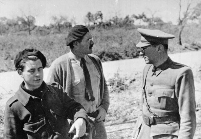 Od lewej: holenderski reżyser Joris Ivens, Hemingway i niemiecki pisarz Ludwig Renn, Hiszpania, 1937 r.