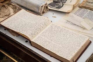 Dokumenty, zdjęcia i dziennik z czasów okupacji niemieckiej znalezione podczas remontu kamienicy w Warszawie w listopadzie 2025