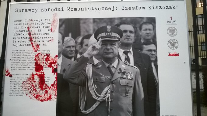 Gen. Czesław Kiszczak na wystawie PWPW