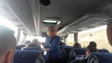 Joanna Kopcińska w&nbsp;autobusie z&nbsp;premierem Morawieckim