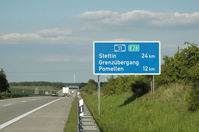 Drogowskazy w Niemczech przed zmianami zawierały nazwy tylko w języku niemieckim