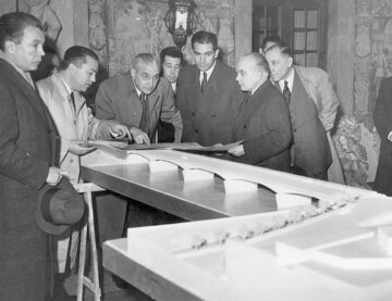 Antonio Salazar (w środku w&nbsp;okularach) ogląda makietę mostu Santa Clara. Lata 50-te XX wieku.