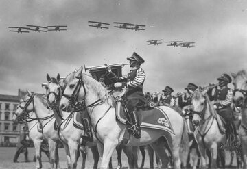 Szwoleżerowie i samoloty podczas parady trzeciomajowej. Warszawa, 1930 r. 
