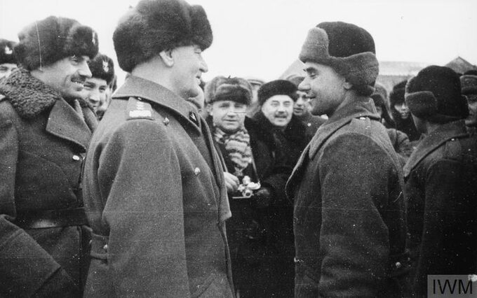 Gen. Sikorski w centrum rozmawia z żołnierzem. Za nim gen. Anders, w głębi gen. Okulicki. ZSRS, koniec 1941 roku