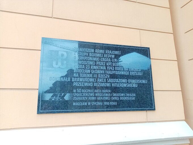 Tablica upamiętniająca akcję sabotażowo-dywersyjną przeprowadzoną przez Zagra-Lin na&nbsp;Dworcu Gł&oacute;wnym we&nbsp;Wrocławiu w&nbsp;1943