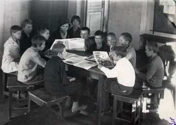 Koło młodych ateist&oacute;w w&nbsp;szkole specjalnej nr 11 w&nbsp;mieście Murom. Lata 30. XX wieku.