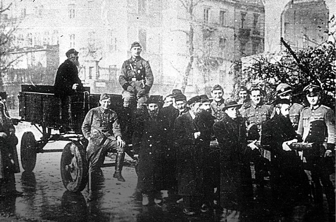 Żydzi ciągną wóz konny na dziedzińcu Uniwersytetu Warszawskiego, lata 1939–1940