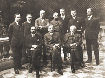 Komitet Narodowy Polski w&nbsp;Paryżu 1918. Siedzą od&nbsp;lewej: Maurycy Zamoyski, Roman Dmowski, Erazm Piltz, stoją Stanisław Kozicki, Jan Emanuel Rozwadowski, Konstanty Skirmunt, Franciszek Fronczak, Władysław Sobański, Marian Seyda, J&oacute;zef Wielowieyski